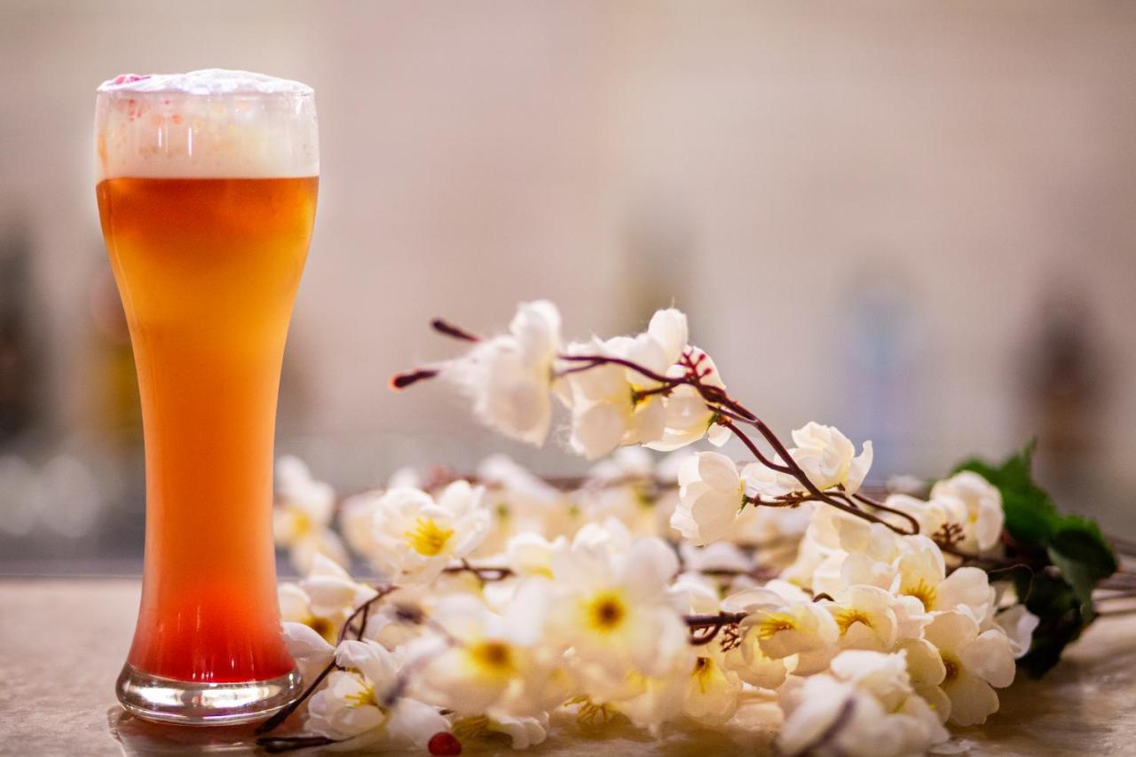 Отель Ambassador, New Delhi - Ihcl Seleqtions Экстерьер фото A glass of beer