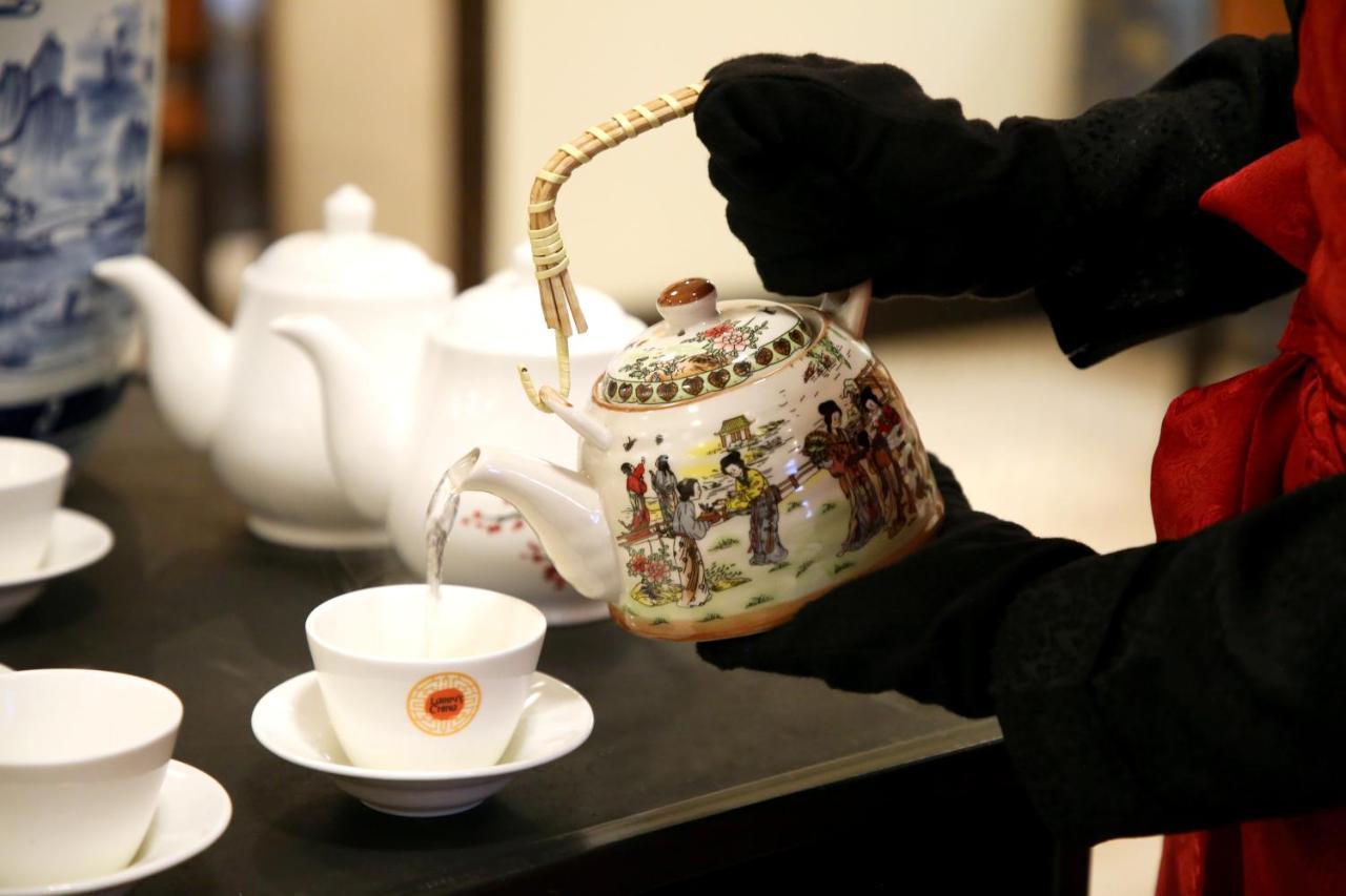Отель Ambassador, New Delhi - Ihcl Seleqtions Экстерьер фото Tea being poured