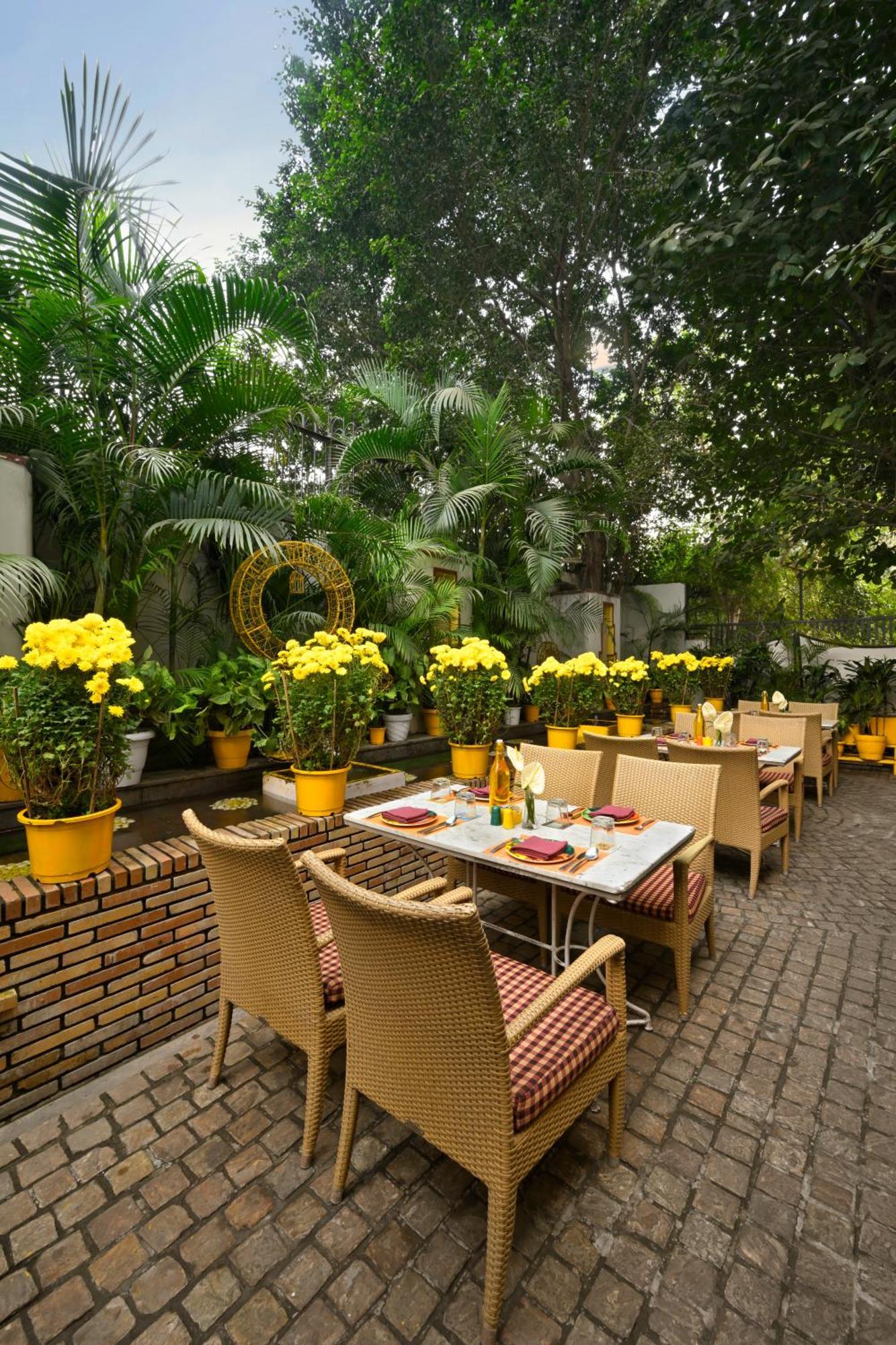 Отель Ambassador, New Delhi - Ihcl Seleqtions Экстерьер фото The Garden Grille