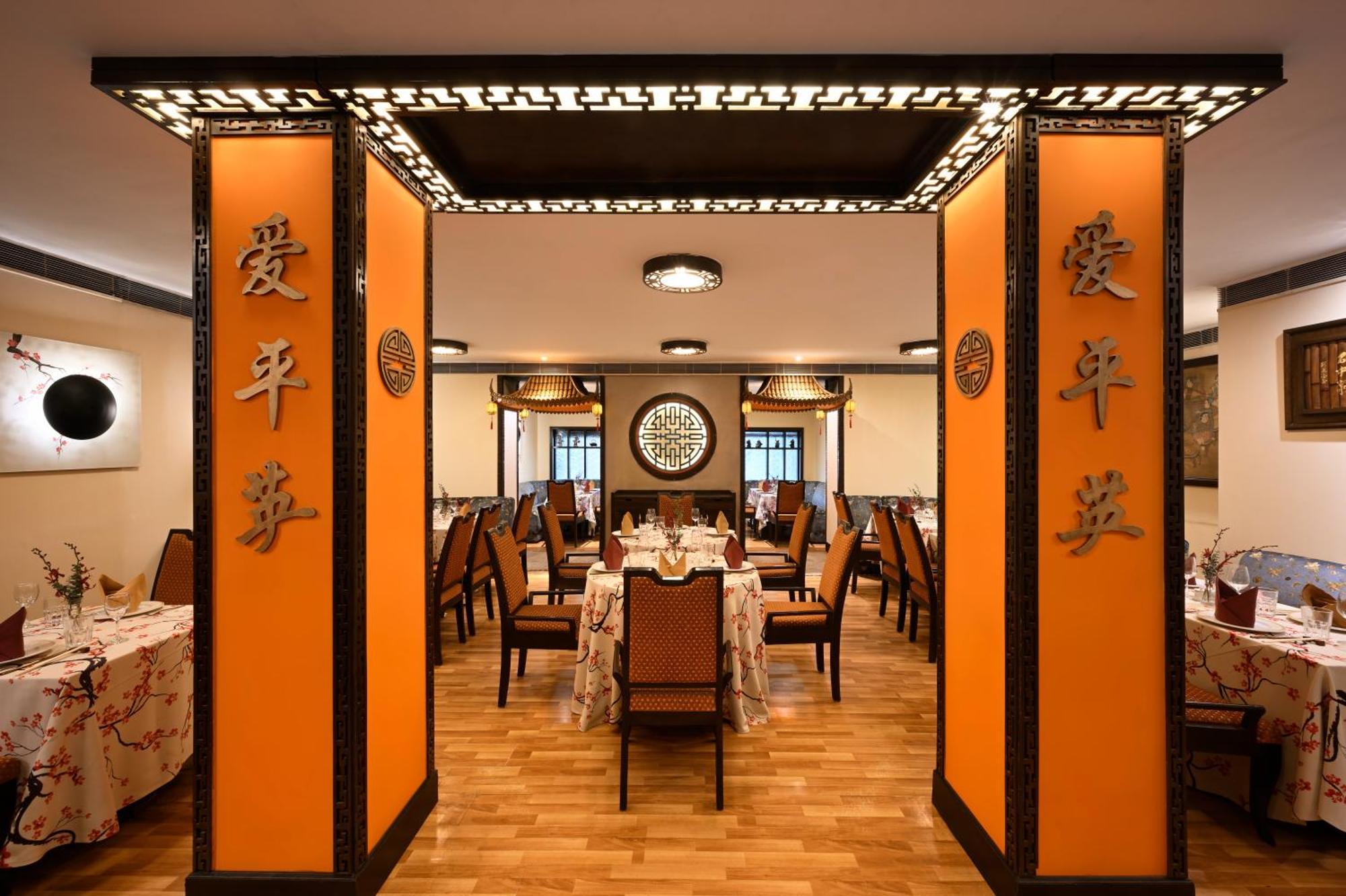 Отель Ambassador, New Delhi - Ihcl Seleqtions Экстерьер фото Interior of a restaurant in Beijing