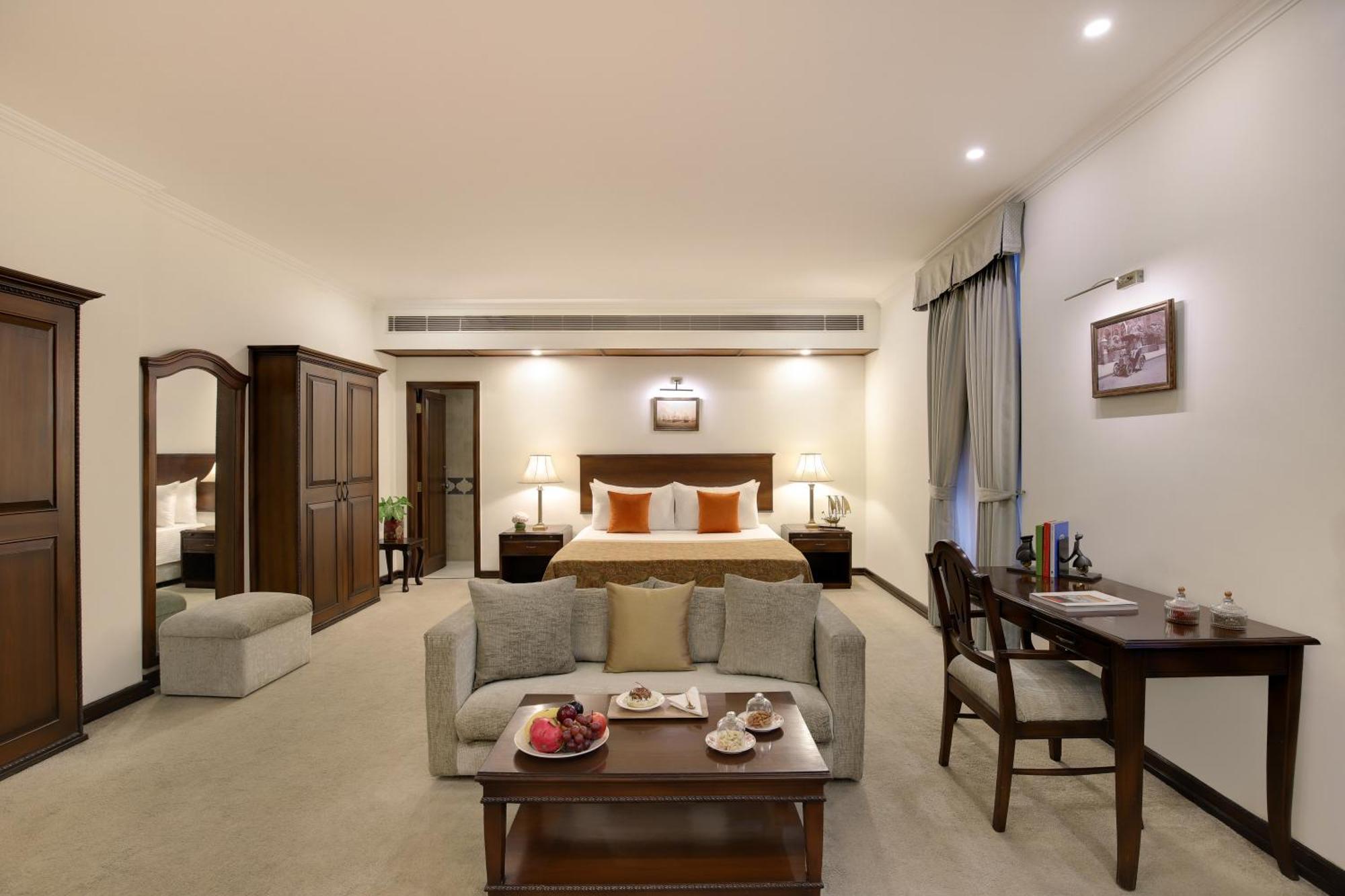 Отель Ambassador, New Delhi - Ihcl Seleqtions Экстерьер фото A suite at the hotel
